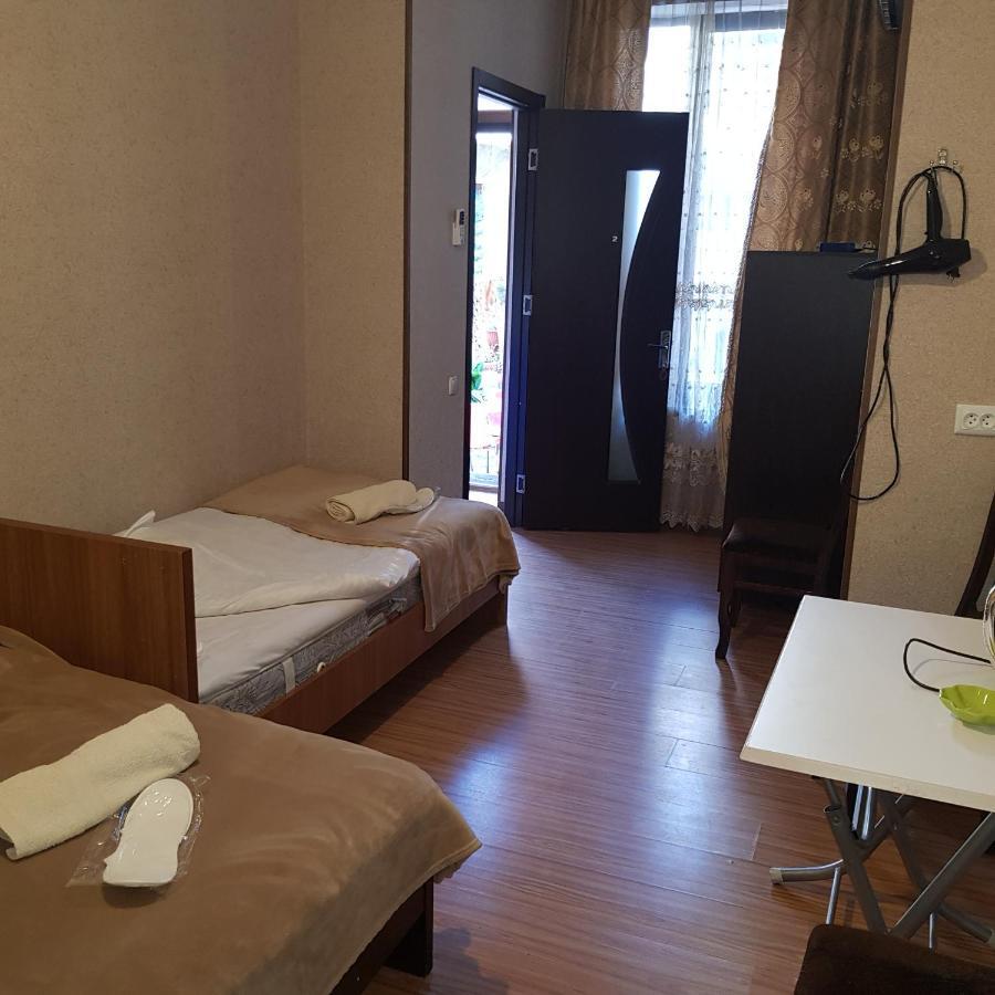 Guesthouse Gia ティビリシ エクステリア 写真